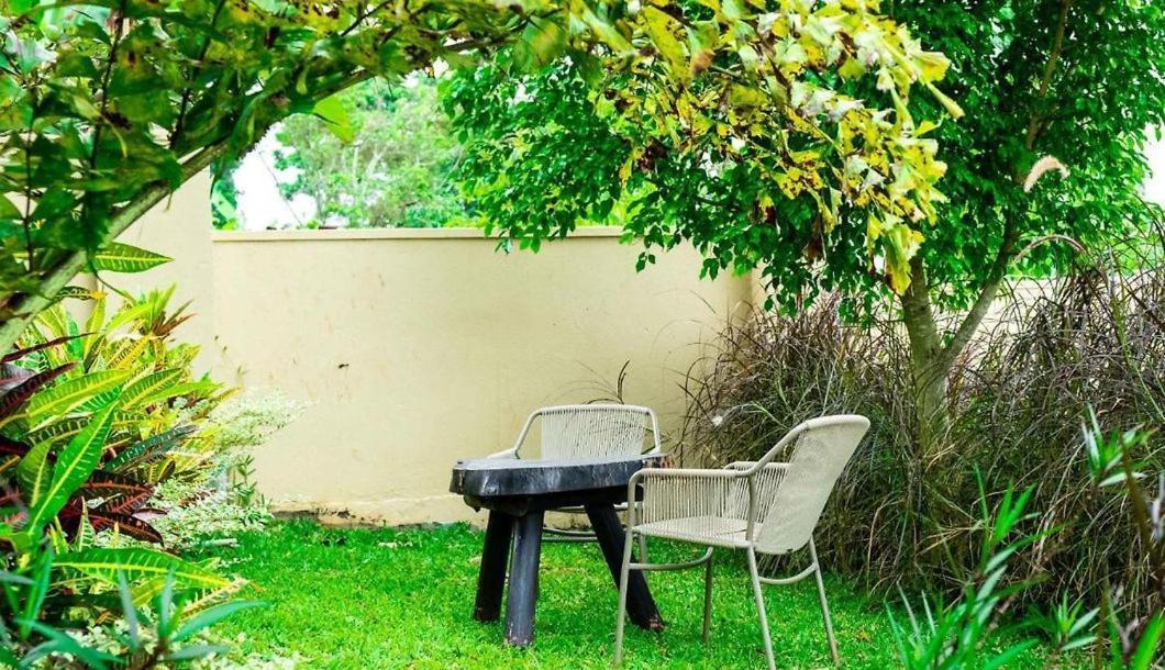 Airport Shoebill Hotel Entebbe Exteriör bild